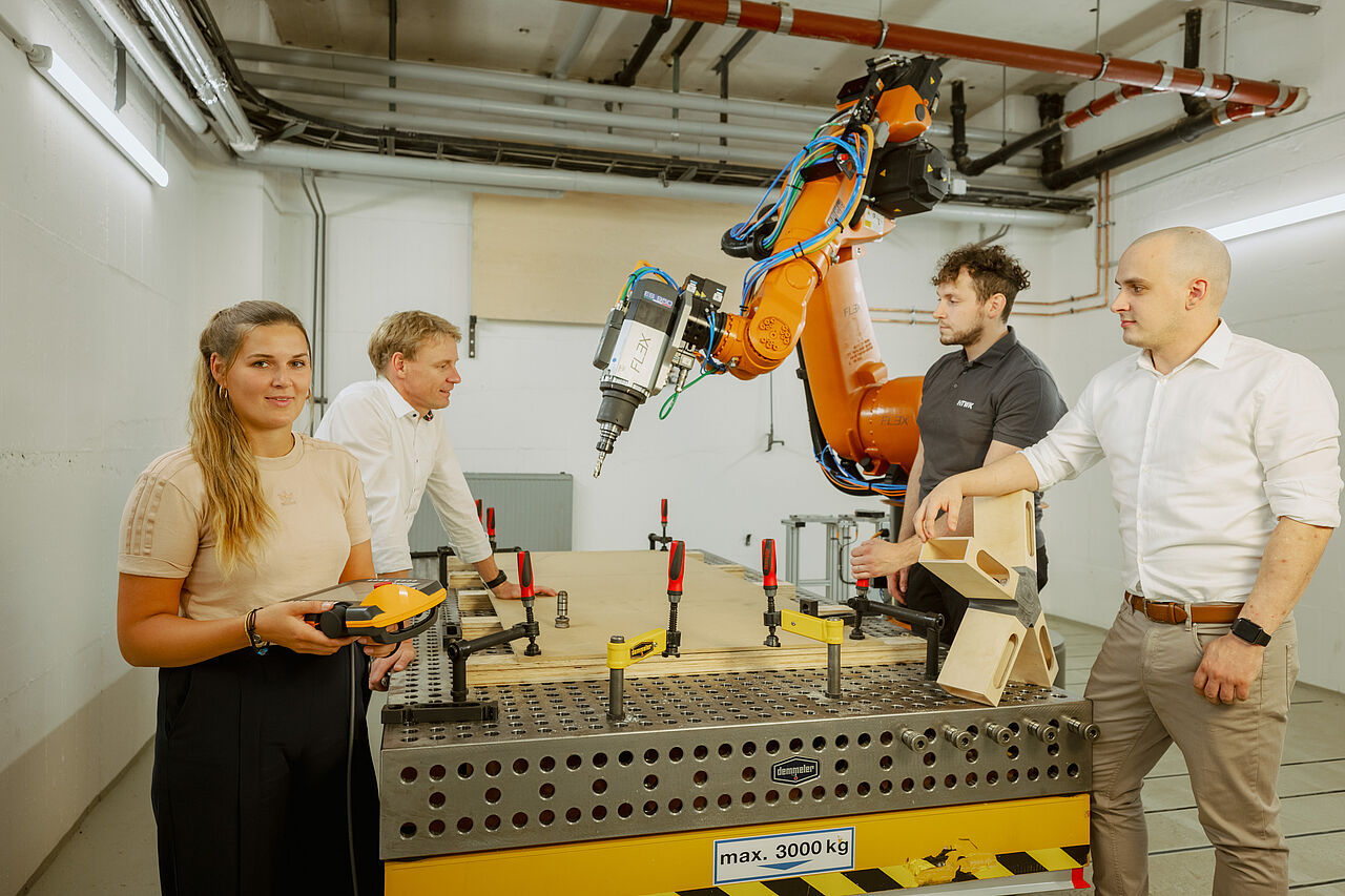 In dem im Rahmen von Saxony⁵ eröffneten Smart Manufacturing Lab an der HTWK Leipzig entwickelt die Forschungsgruppe FLEX ganzheitliche, digital basierte Fertigungskonzepte für großformatige Holzbauelemente.