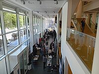 Blick ins Foyer des Nieper-Baus mit zahlreichen Infoständen und Besuchenden