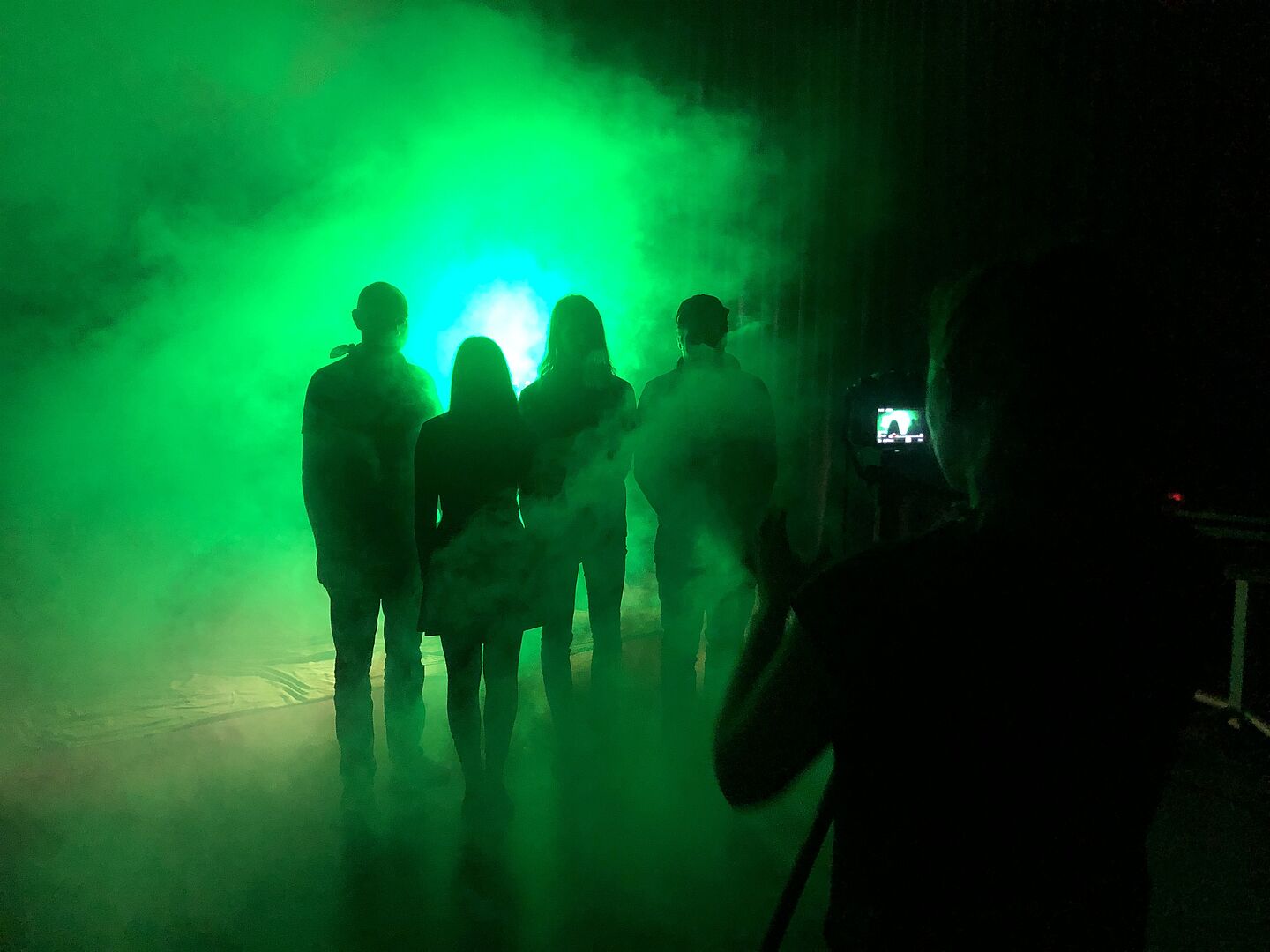Menschen in grünem Nebel - Dreharbeiten im HTWK-Studio. (Foto: HTWK Leipzig)