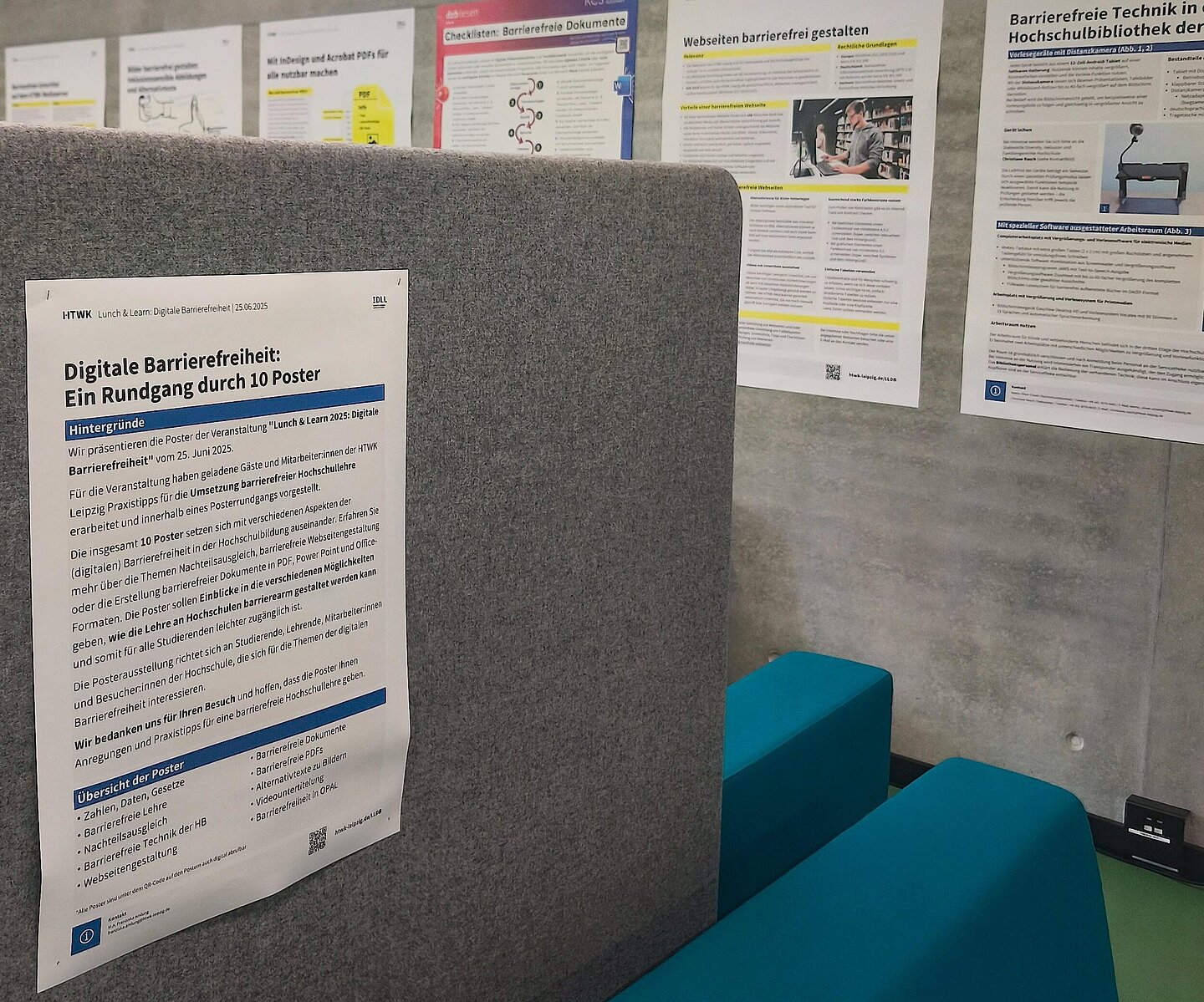 Poster mit einleitenden Worten Im Vordergrund ist ein Plakat mit dem Titel "Digitale Barrierefreiheit: Ein Rundgang durch 10 Poster" zu sehen, im Hintergrund sind unscharf verschiedene Poster in einer Reihe an einer Wand augehangen