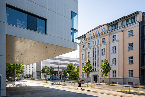 Hochschulbibliothek, Nieper-Bau und Lipsius-Bau der HTWK Leipzig (v.l.n.r.) an der Karl-Liebknecht-Straße im Süden von Leipzig. Drei Gebäude an Straßenecke (Hochschulbibliothek, Nieper-Bau und Lipsius-Bau der HTWK Leipzig (v.l.n.r.) an der Karl-Liebknecht-Straße im Süden von Leipzig.)