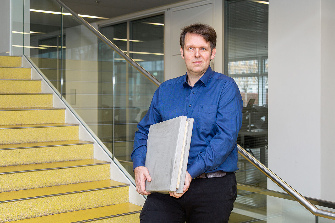 Professor Robert Böhm mit einem Carbonbetonsandwich-Bauteil