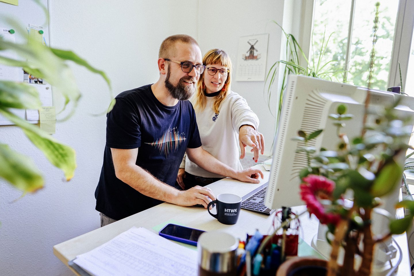 Auch Stellen im Verwaltungsbereich werden auf der Webpräsenz angeboten. (Foto: Anne Schwerin/HTWK Leipzig) zwei Personen sitzen im Büro an einem Rechner