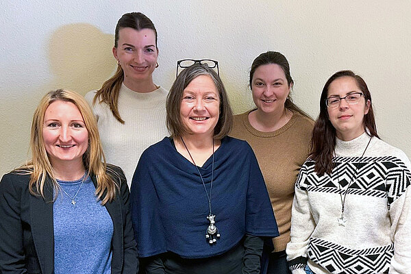 Gruppenfoto mit fünf lächelnden Damen