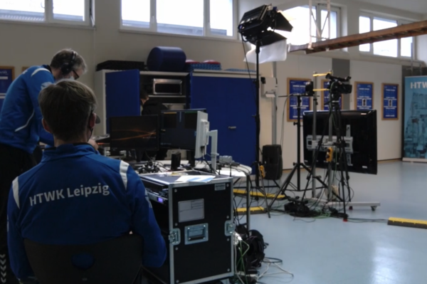 Zwei Personen mit Filmequipment