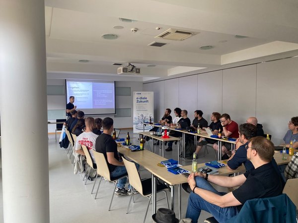 Viele Interessierte sind zum ersten erster Projekt Sync der VDE Hochschulgruppe Leipzig gekommen. (c) VDE Hochschulgruppe Leipzig Personen lauschen der Präsentation des Redners
