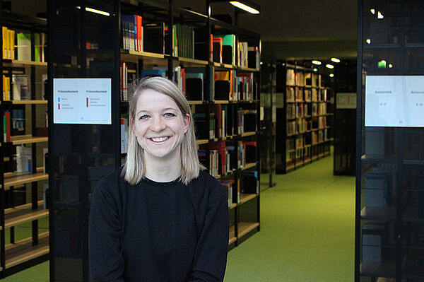 Verena Morys in der Hochschulbibliothek