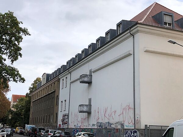großes weißes Gebäude mit Graffiti