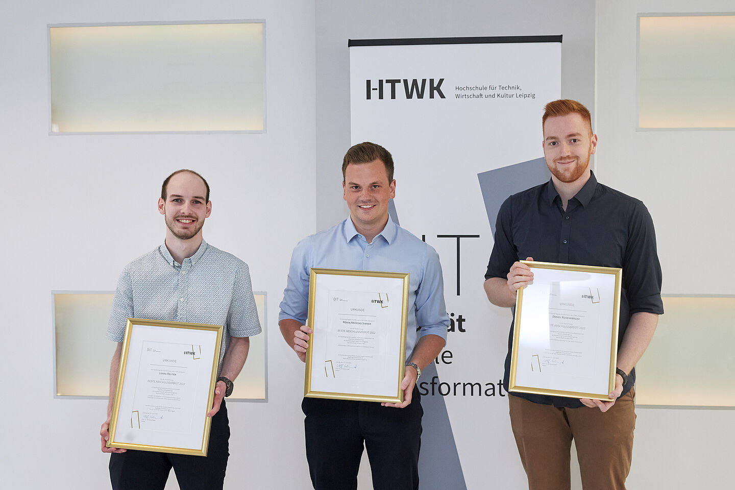 Drei Studierende erhalten Auszeichnungsurkunden für die beste Abschlussarbeit
