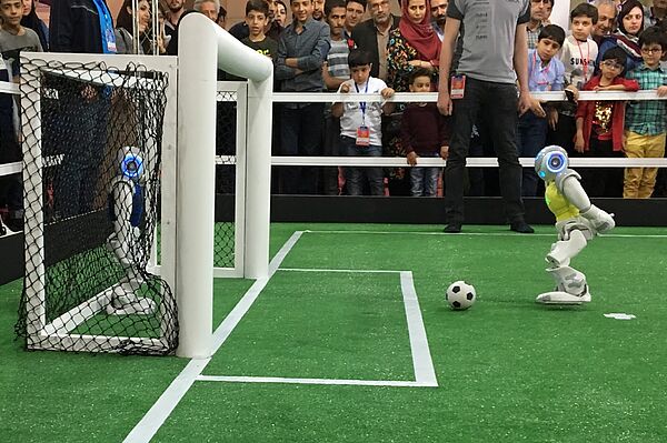 Ein Fußball-Rebotor schießt auf ein Tor