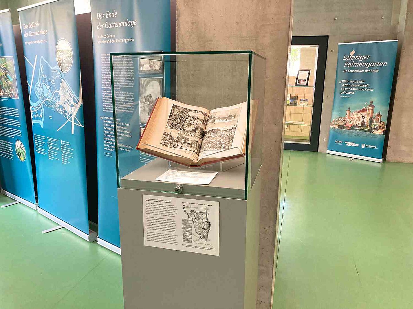 Neben vielen informativen Roll-Ups sind auch  Objekte, Bücher und Bilder ein Teil der Ausstellung