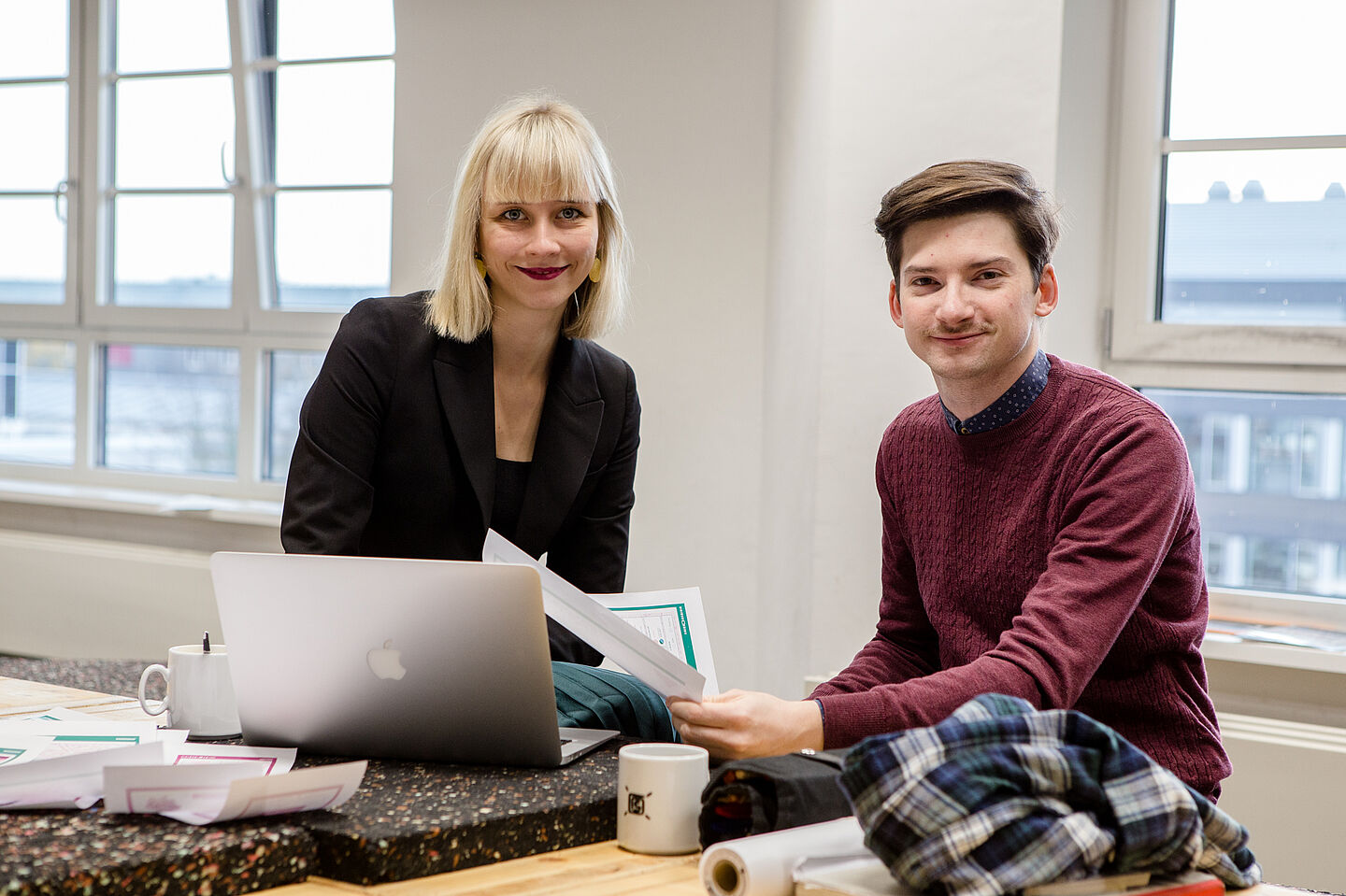 Susan Radisch und Sebastian Lorenz. (Foto: Robert Weinhold/HTWK Leipzig) Eine Frau und ein Mann sitzen an einem Arbeitsplatz mit Computer.