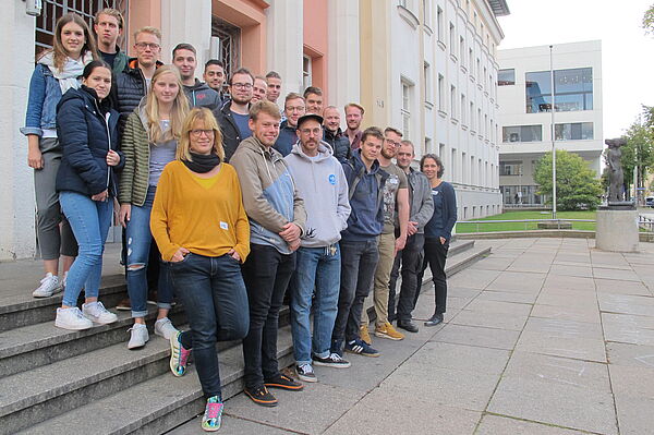 Urte Graba (vorn) mit einigen Vorkurs-Tutorinnen und -Tutoren im Herbst 2019 (Foto: Anja Landmann)