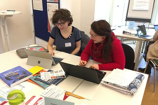 E-Learning-Beraterin Katja Hornoff (li.) im Gespräch