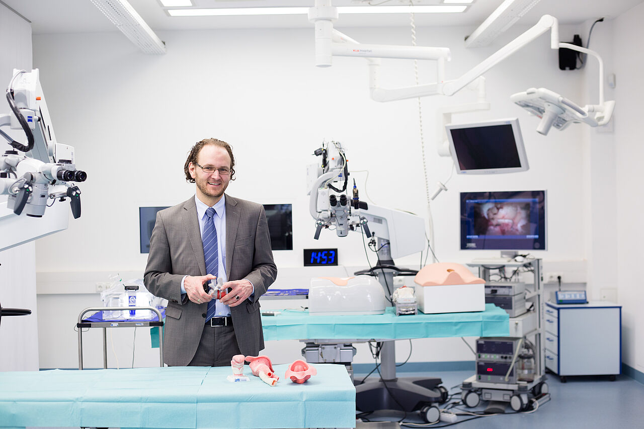 Prof. Werner Korb mit mehreren chirurgischen Simulationssystemen im Trainings-OP der HTWK Leipzig 