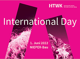 Schriftug "International Day" vor magentafarbenem Hintergrund