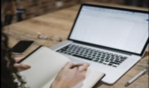 Selbstlerninhalte Selbstlernende macht Notizen von Inhalten, die auf dem Notebook stehen