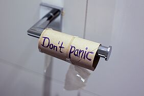 Symbolbild: Leere Toilettenpapier-Rolle mit der Aufschrift "Dont't Panic!"