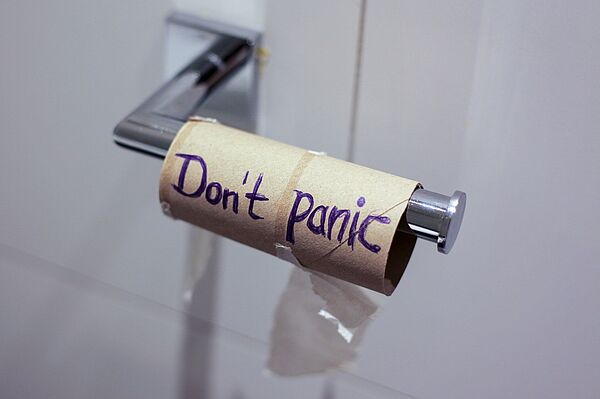 Symbolbild: Leere Toilettenpapier-Rolle mit der Aufschrift "Dont't Panic!" Symbolbild: Leere Toilettenpapier-Rolle mit der Aufschrift "Dont't Panic!"