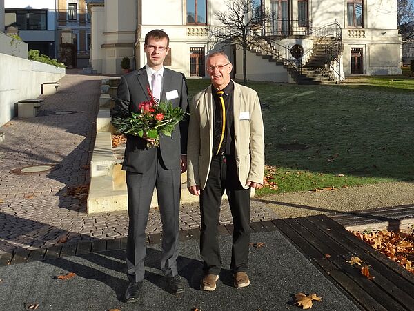 Preisträger Sebastian Förster steht neben seinem Betreuer Prof. Andreas Pretschner.