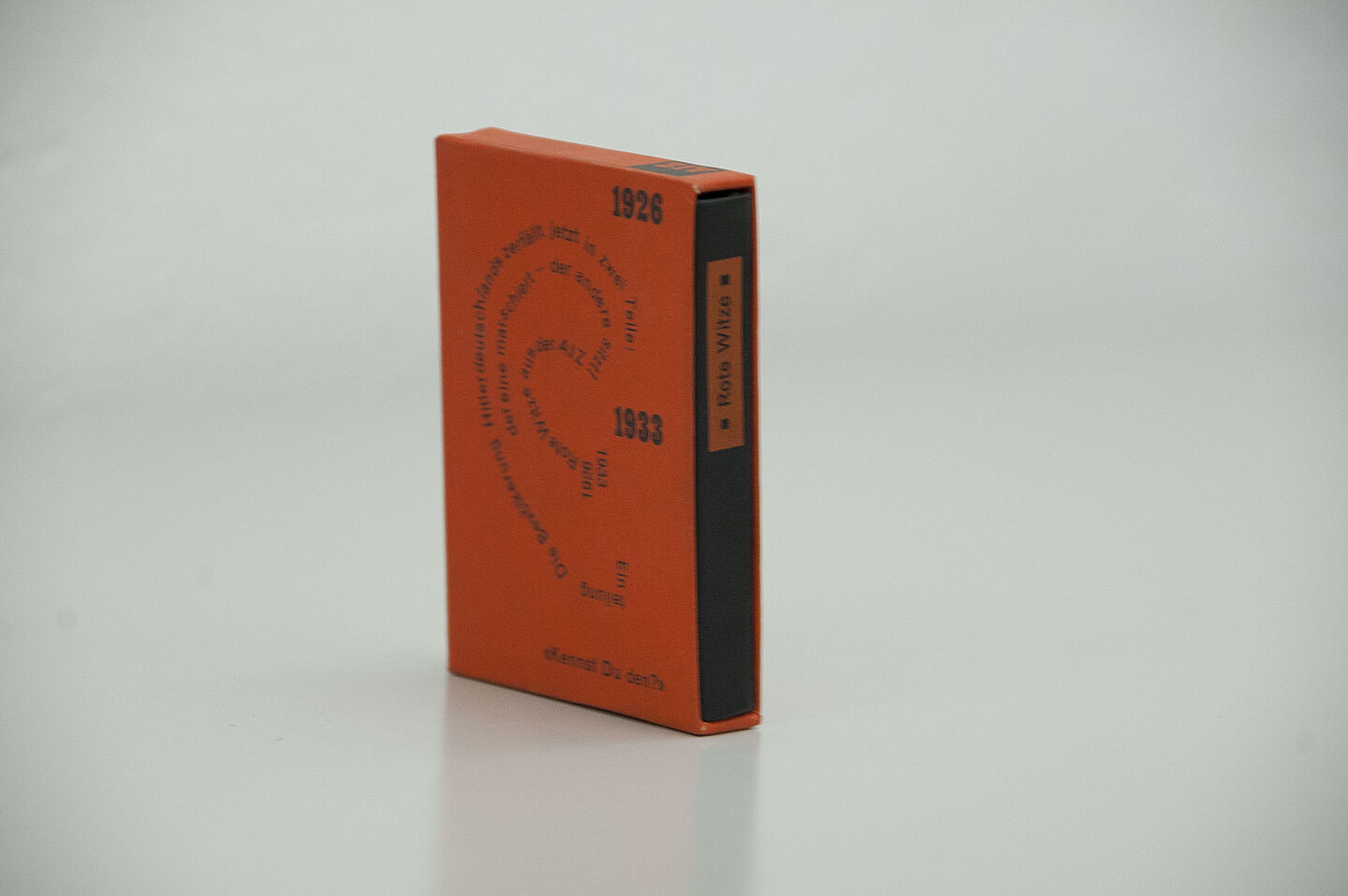 Mini-Witzebuch aus DDR-Zeiten im HTWK-Archiv (Foto: HTWK Leipzig) Zu sehen ist ein kleines rotes Buch mit dem Titel "Rote Witze von 1926 bis 1933". Es handelt sich um ein DDR-typisches Mini-Buch, welche von einigen Menschen gesammelt werden.