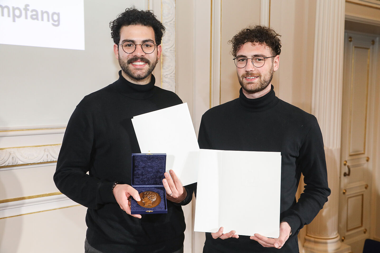 David Kerrom und Luca Mathias Hupfer (v.l.), Preisträger des AIV-Schinkel-Wettbewerbs 2019. (Foto: Sebastian Semmer/AIV) David Kerrom und Luca Mathias Hupfer (v.l.), Preisträger des AIV-Schinkel-Wettbewerbs 2019. (Foto: Sebastian Semmer/AIV)