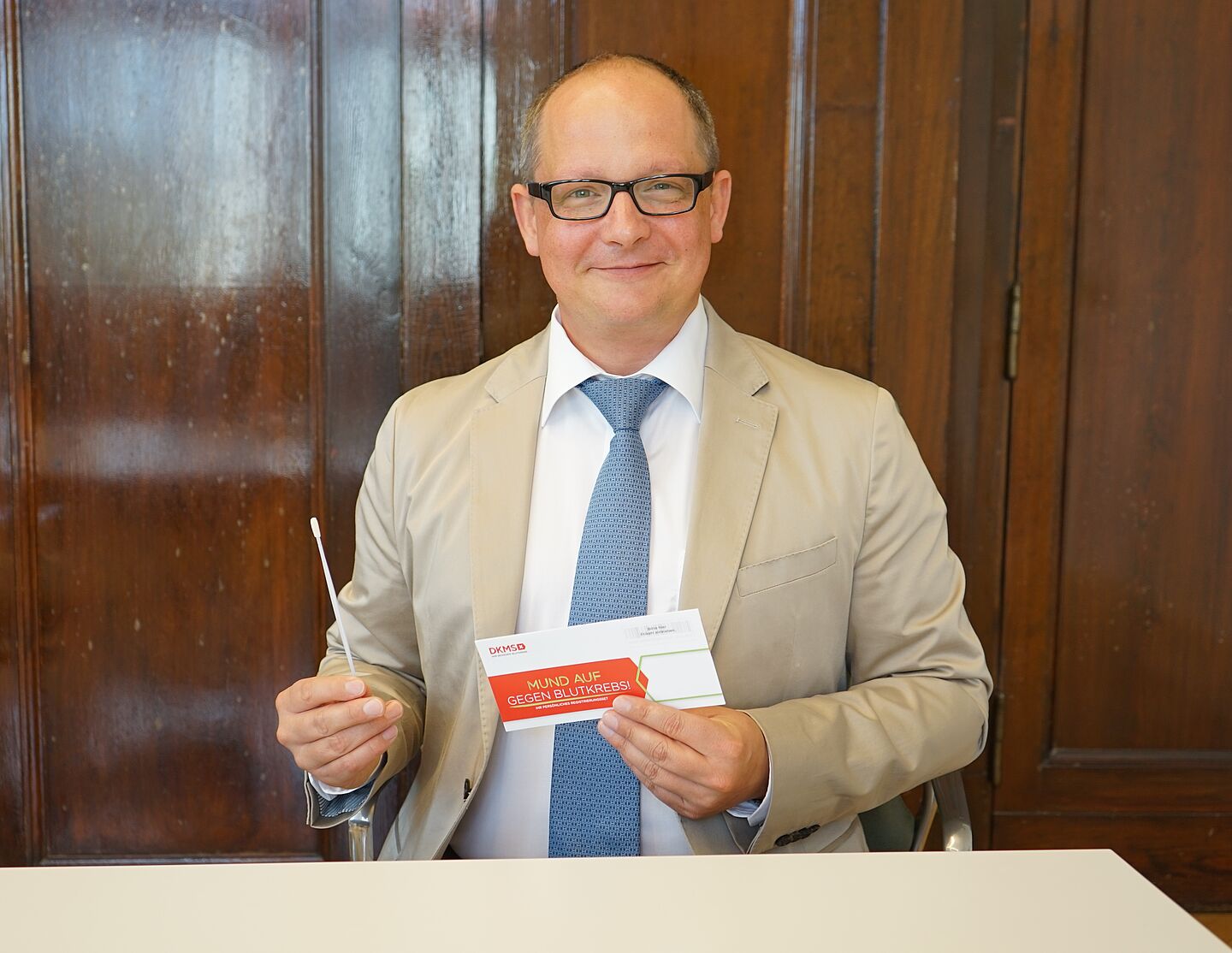 Auch HTWK-Rektor Prof. Mark Mietzner hat sich als Stammzellspender registrieren lassen. (Foto: HTWK Leipzig) HTWK-Rektor Prof. Mark Mietzner mit einem Testset zur Typisierung als Stammzellspender.