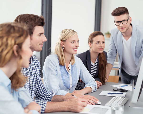 Gruppe junger Kolleginnen und Kollegen beim Arbeiten am Computer