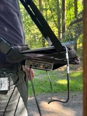 Nahaufnahme des SDR-Empfängers und Laptop mit Bauchladen