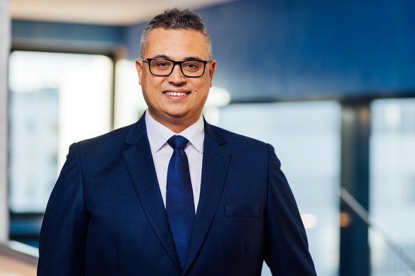 Portrait des Prorektors Forschung und Nachhaltigkeit der HTWK Leipzig: Prof. Faouzi Derbel Lächelnder Faouzi Derbel in der Hochschulbibliothek