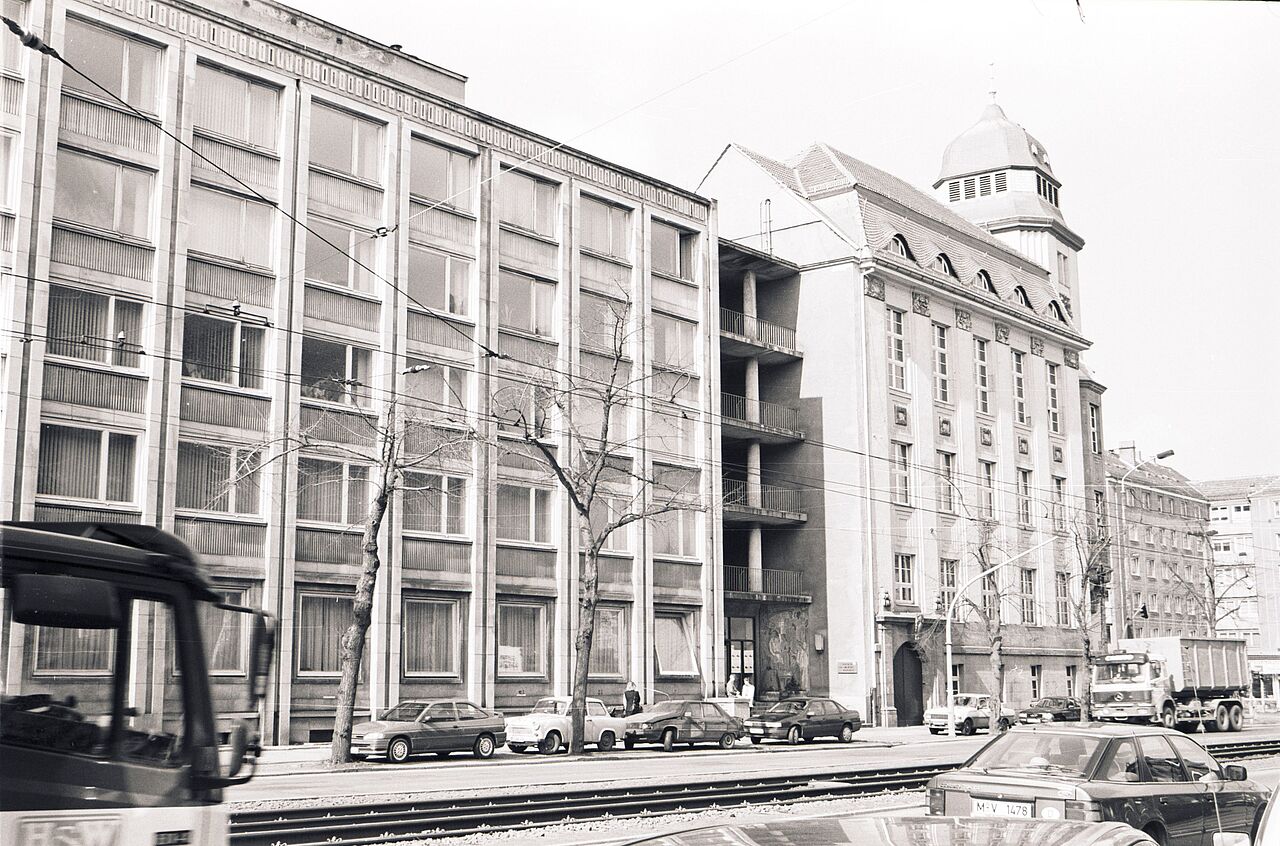 Black and white picture of Geutebrück building