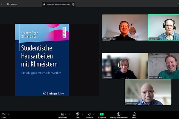 In einer Videokonferenz bestaunt das Projektteam das Buchcover.