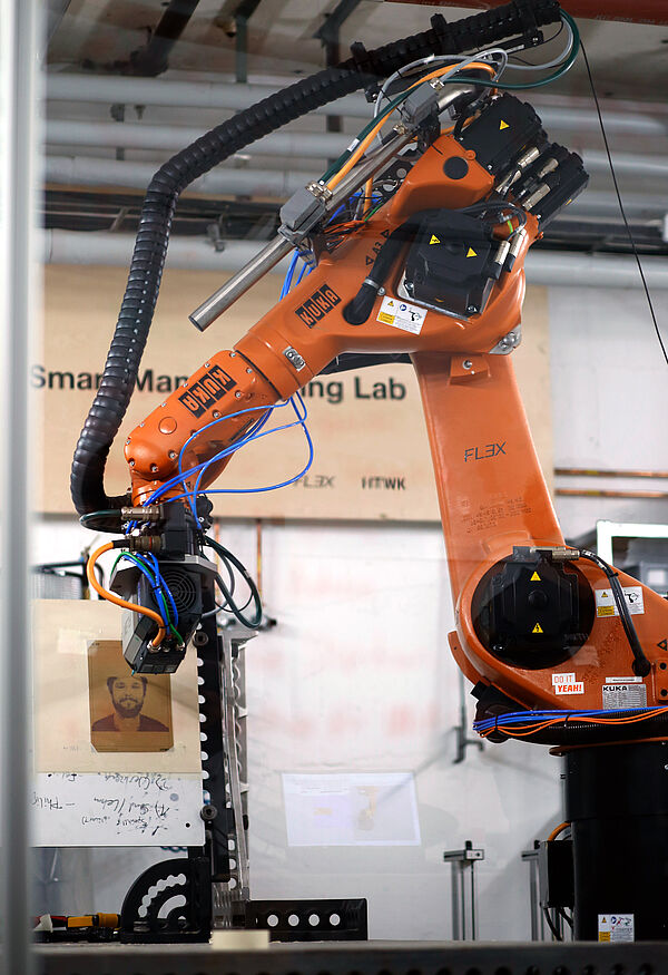 Der orangene Kuka-Roboter im Smart Manufacturing Lab der HTWK Leipzig