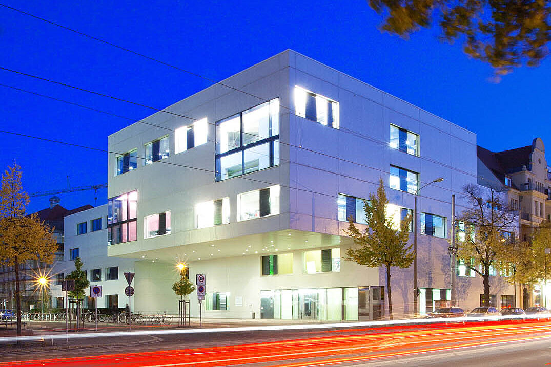 Straßenansicht der Bibliothek