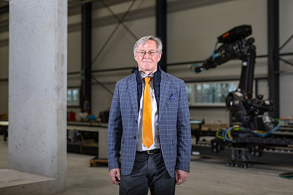 Prof. Holschemacher im Carbonbetontechnikum