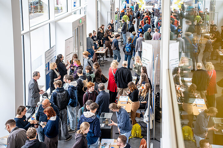 Bild 1 – Allgemeiner Trubel an den Infoständen der HTWK Leipzig, Foto: Carolin Reschke