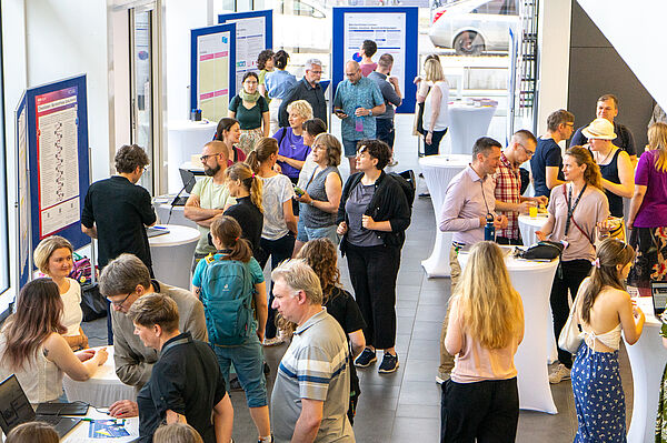 Foyer des Nieper-Bau mit Besuchern und Ausstellungsständen