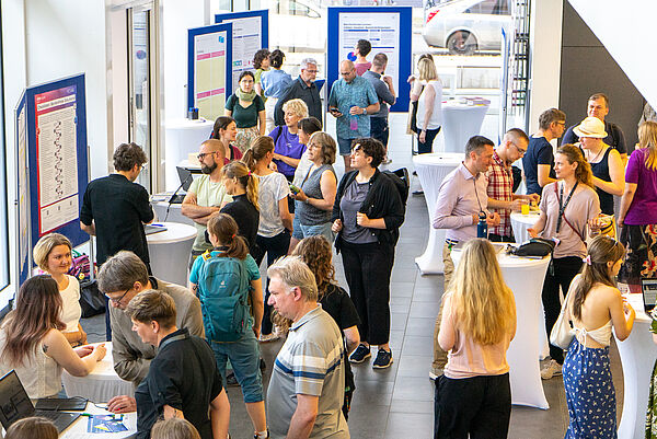 Foyer des Nieper-Bau mit Besuchern und Ausstellungsständen