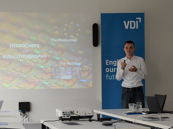 Student hält eine Präsentation