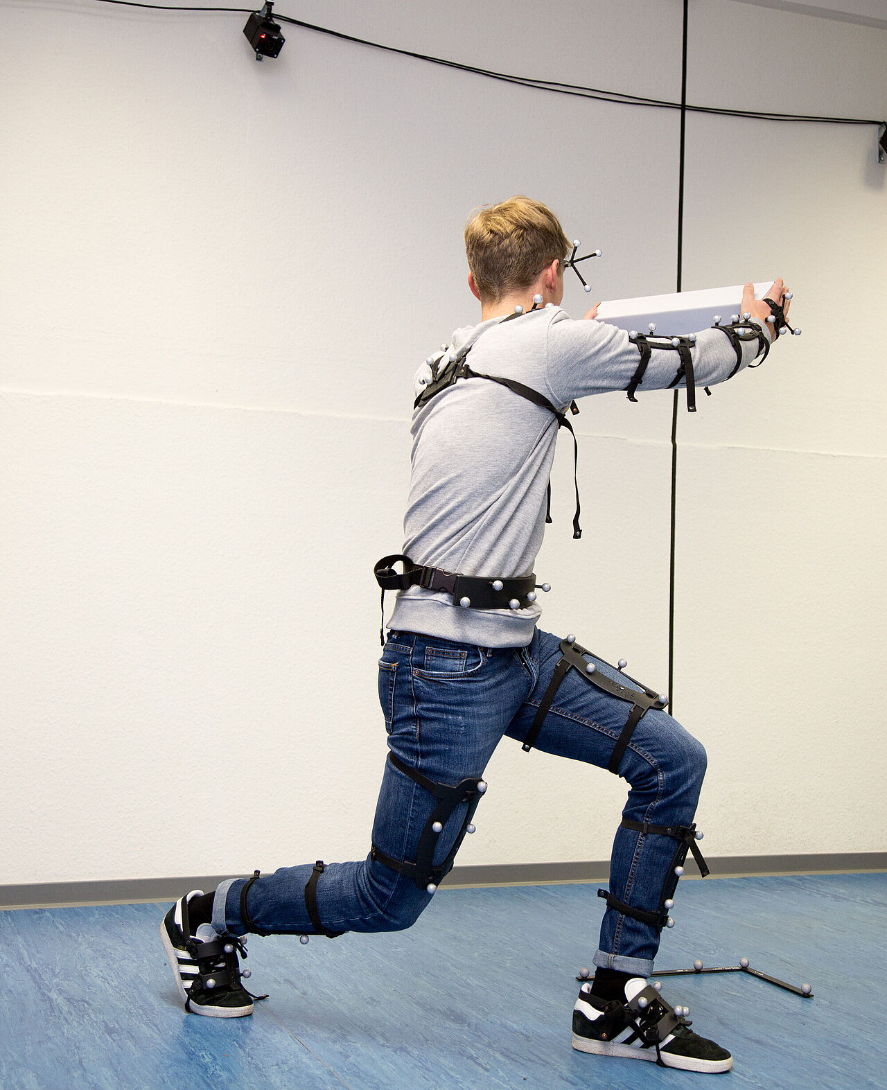 Angelernt wird die Software mit speziellen 3D-Videos einer sich bewegenden Person, die an ihrem Körper reflektierende Trackingkugeln trägt
