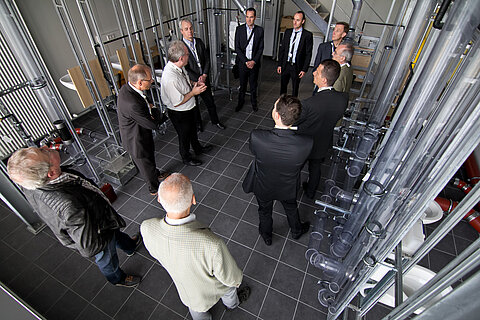 Führung durch die Labore der Fakultät Maschinenbau und Energietechnik (Foto: Robert Weinhold) Führung durch die Labore der Fakultät Maschinenbau und Energietechnik