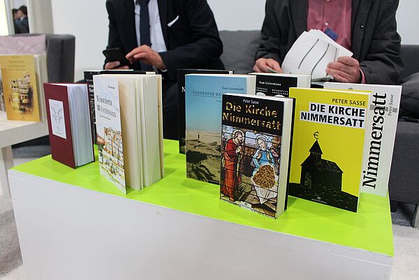 Viele Bücher stehen auf einem Tisch