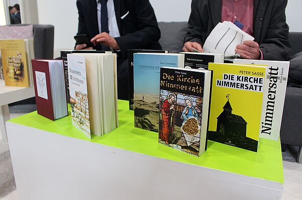 Viele Bücher stehen auf einem Tisch