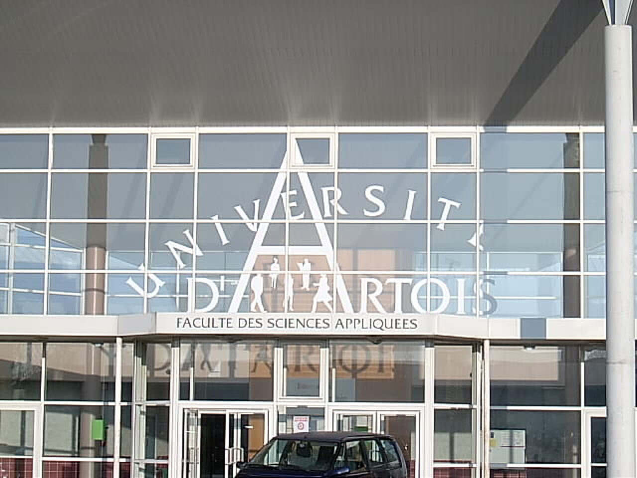Frontalansicht des verglasten Eingangsbereichs der Université d'Artois in Béthune/Frankreich.