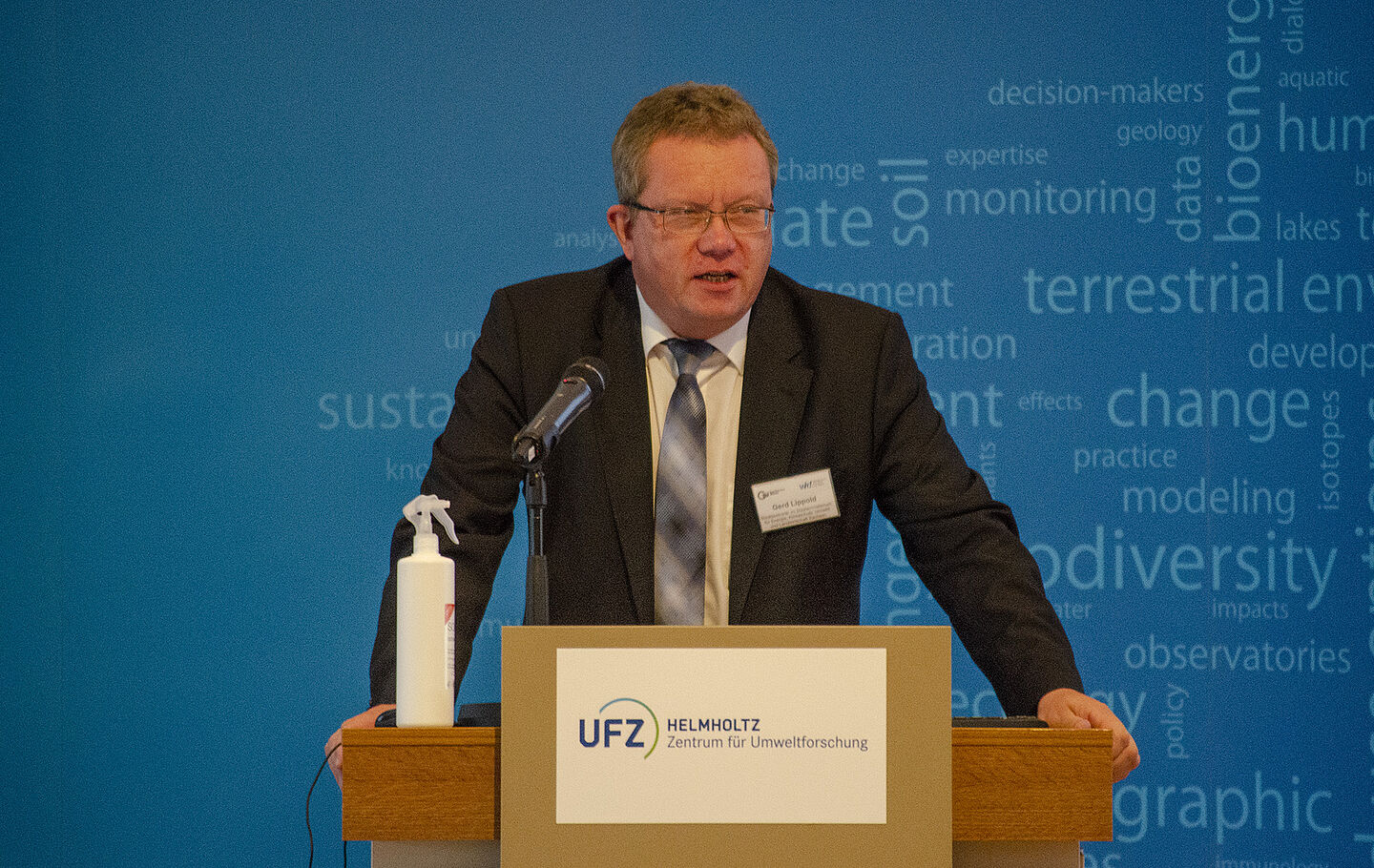 Dr. Gerd Lippold, Staatssekretär im Sächsischen Ministerium für Energie, Klimaschutz, Umwelt und Landwirtschaft. (Foto: HTWK Leipzig) Mann spricht am Rednerpult