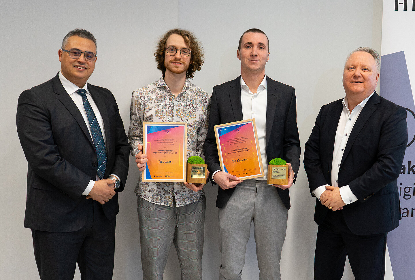 Gruppenfoto mit den beiden Preisträgern in der Mitte sowie Prorektor Forschung (links) und Stifter von Actemium (rechts)