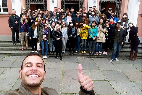 Austauschstudium an der HTWK Leipzig Gruppenfoto von Austauschstudierenden vor der HTWK. Einer der Studierenden hält die Kamera um ein Selfie zu machen.