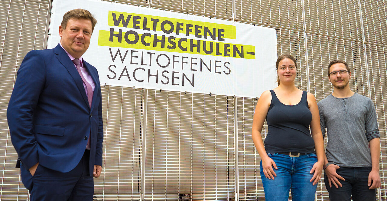 Gemeinsam mit Prof. Markus Krabbes (Prorektor Forschung) stehen die HTWK-Studierenden Marie Hartung und Toni Nabrotzky (StuRa) vor dem soeben am Nieper-Bau platzierten Banner sinnbildlich für das Selbstverständnis der Einrichtung als „Weltoffene Hochschule“.