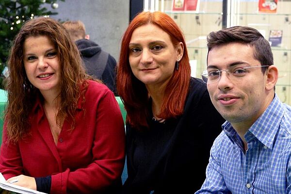 Lieblingsplatz am Campus: Marina Block (li.) und Christian Musella mit „ihrer“ Professorin Monica Rossi in der HTWK-Bibliothek. (Foto: Lena Ulrich) Die Italiener sitzen gemeinsam auf einem Sofa im Eingangsbereich der Bibliothek.