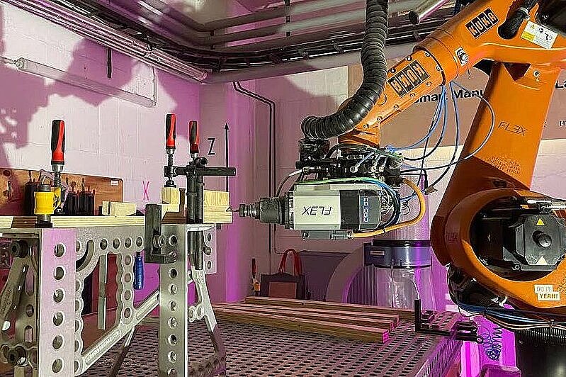 TimberBot Roboterarm bohrt in Holz